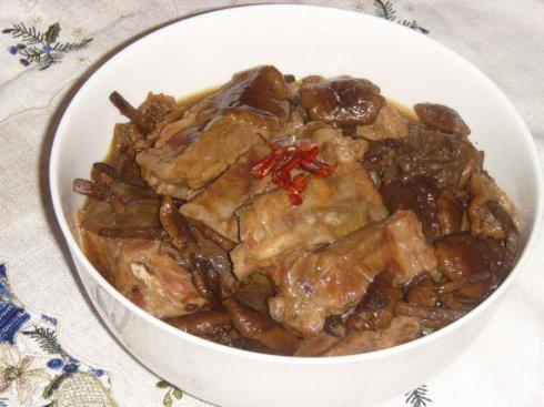 吃不厌的茶树菇烧排骨的做法