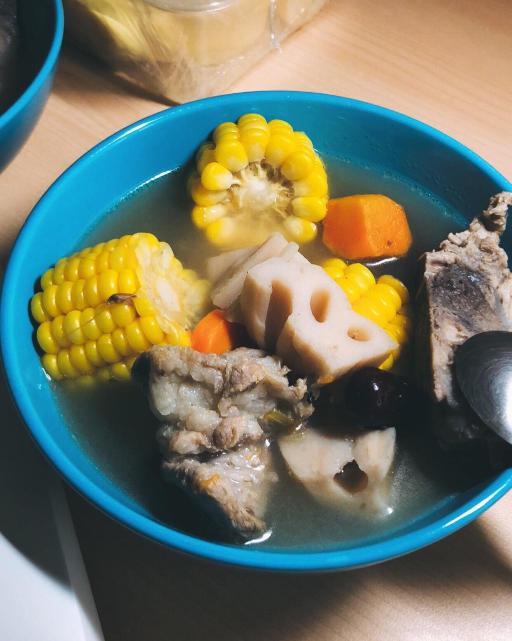 玉米胡萝卜猪骨汤--健脾祛湿