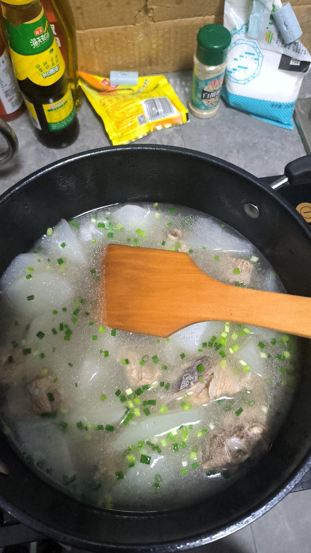 白萝卜排骨汤～～～食材简单但清甜好喝