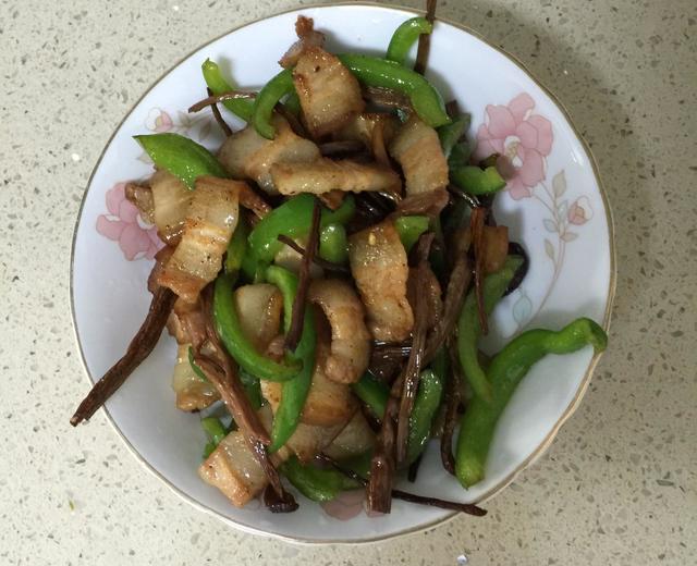 清炒茶树菇青椒五花肉的做法