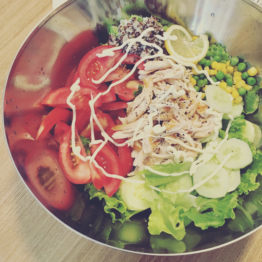 素素clover做的藜麦鸡胸肉沙拉