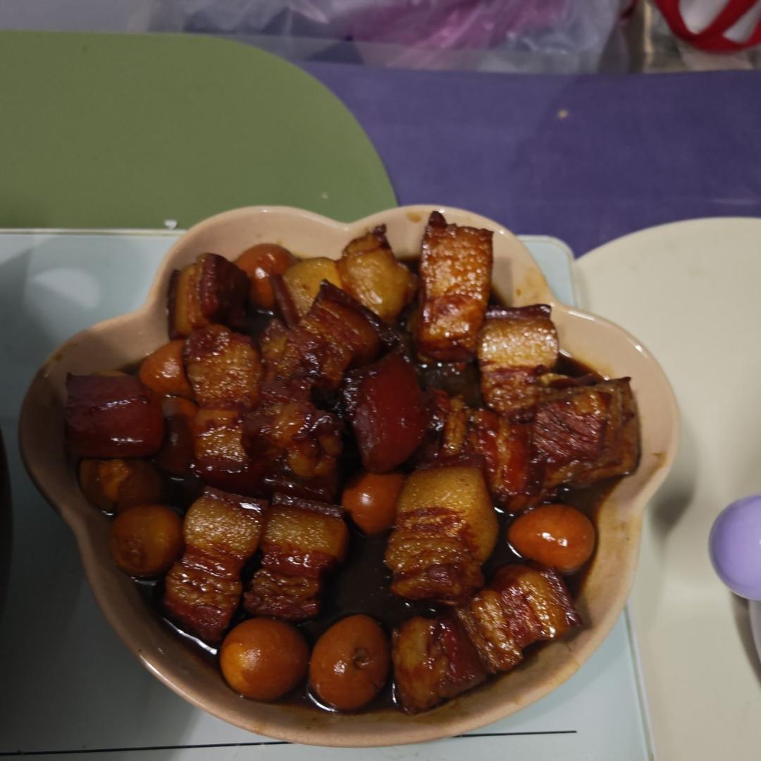 红烧肉炖鹌鹑蛋