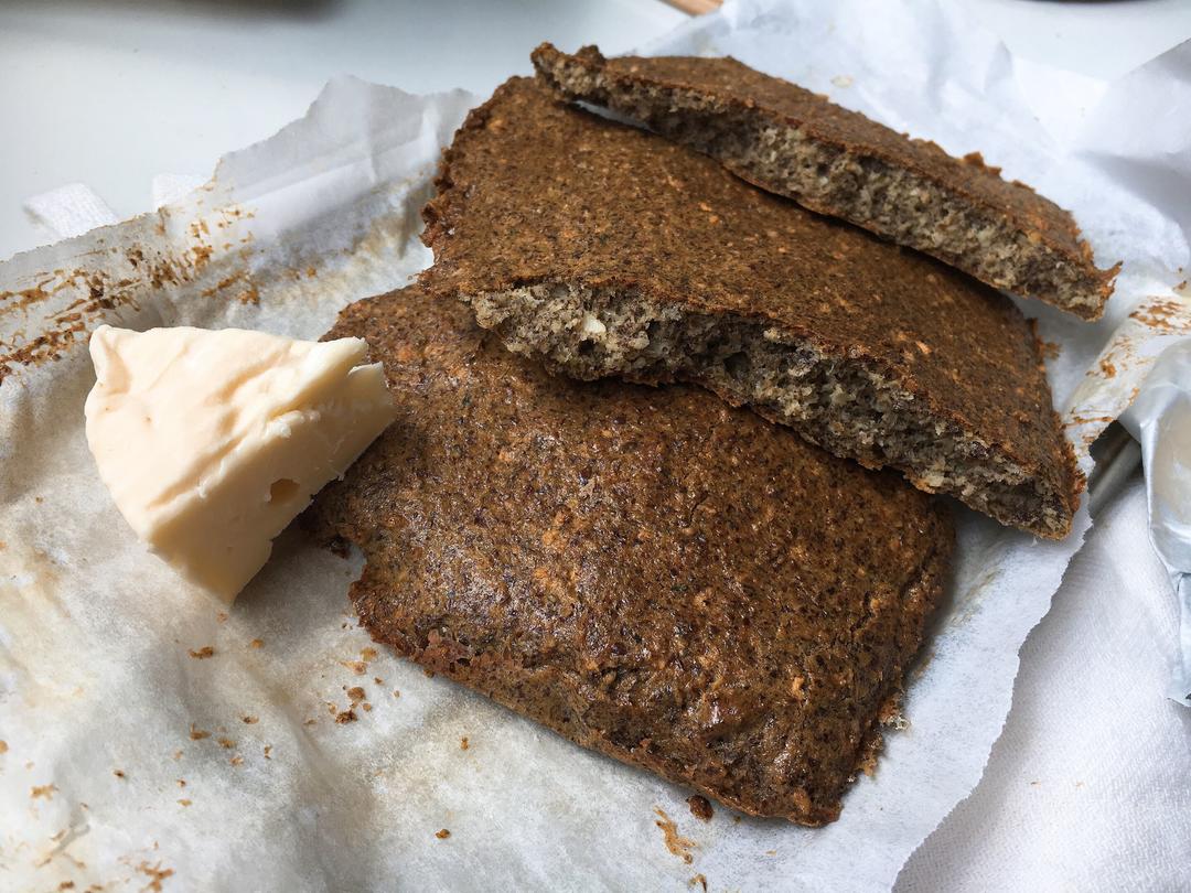 生酮低碳-没有任何筋性但很省事的椰蓉亚麻籽假面包