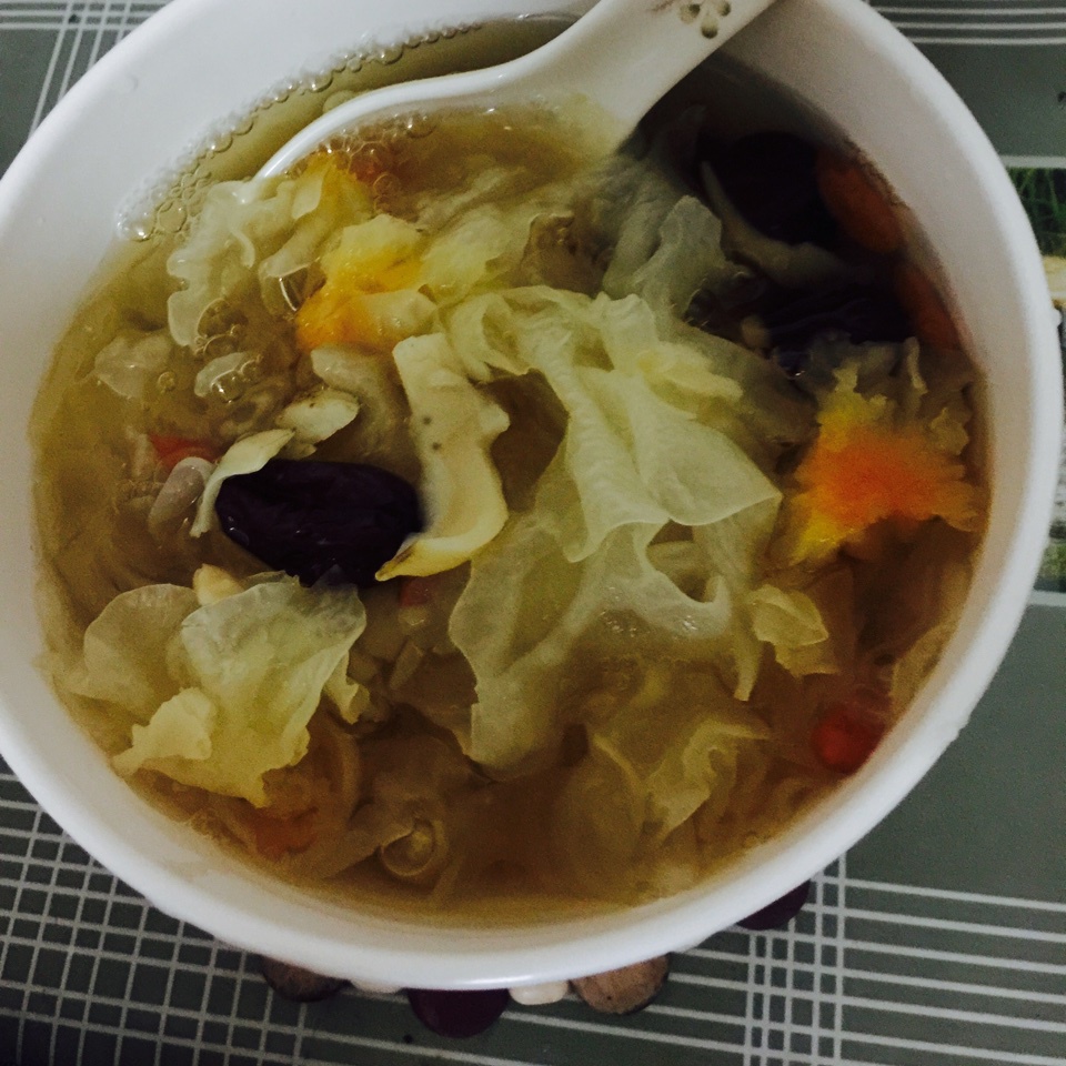 冰糖银耳红枣汤