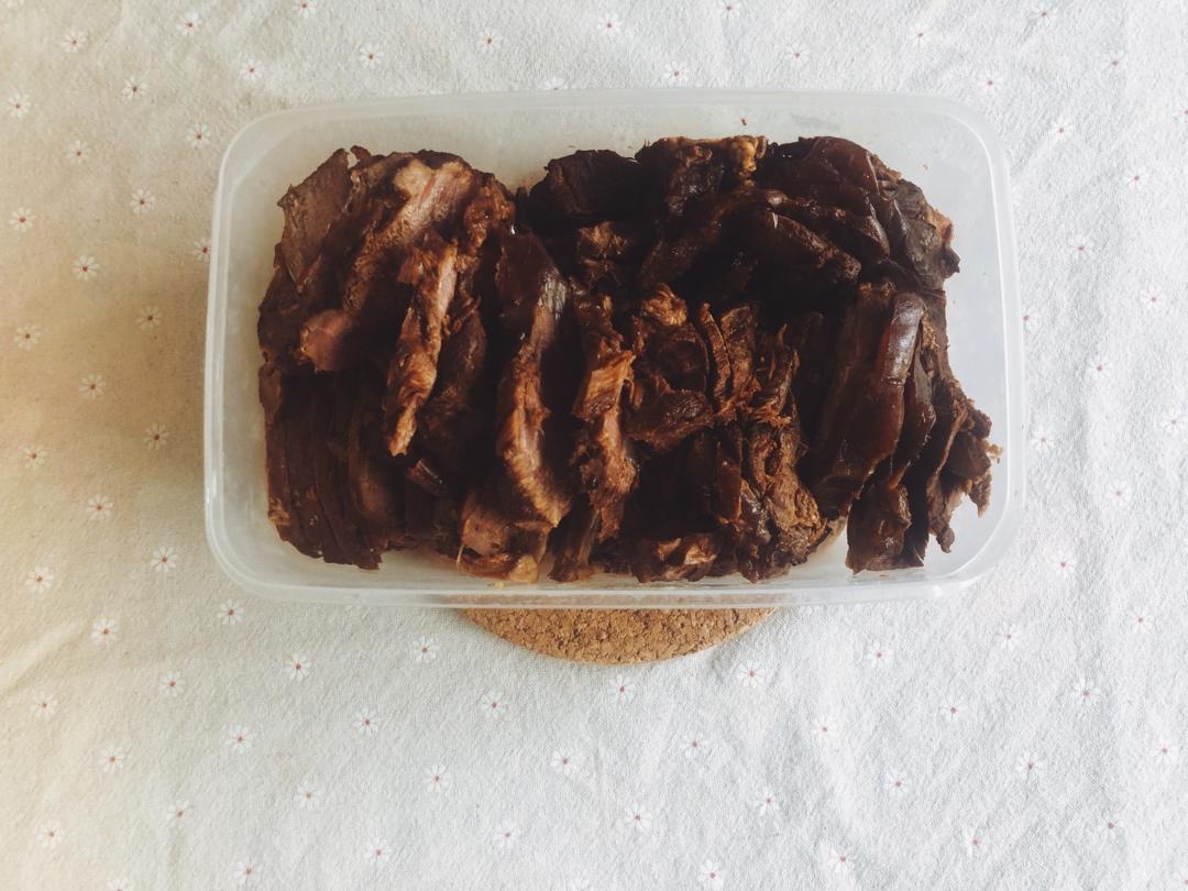 卤牛肉、猪蹄，卤一切