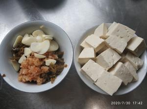 酸菜豆腐烧鲫鱼的做法 步骤2