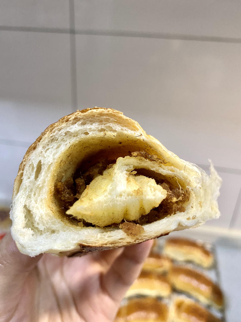 咸蛋黄肉松面包