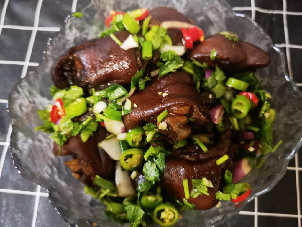 凉拌卤猪蹄的做法