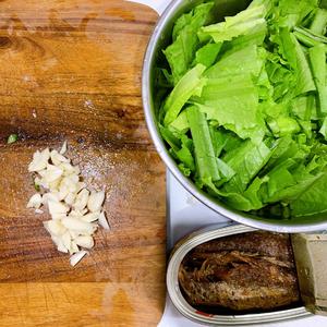 豆豉鲮鱼油麦菜的做法 步骤2