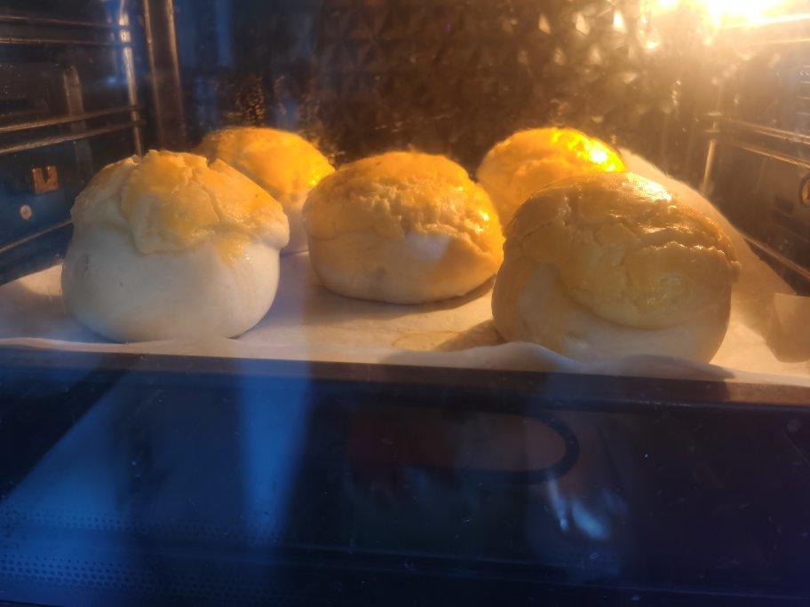 好吃到炸裂的港式菠萝包（附带制作酥皮的小视频）