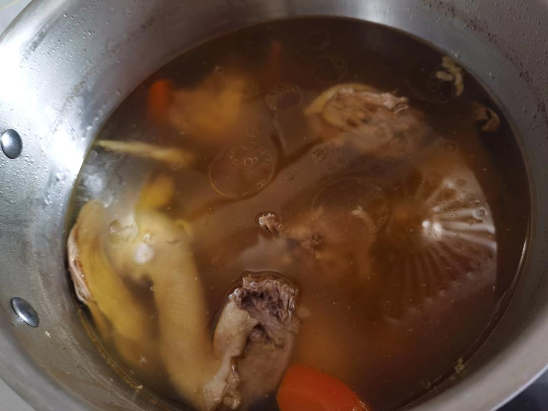 松茸炖鸡汤