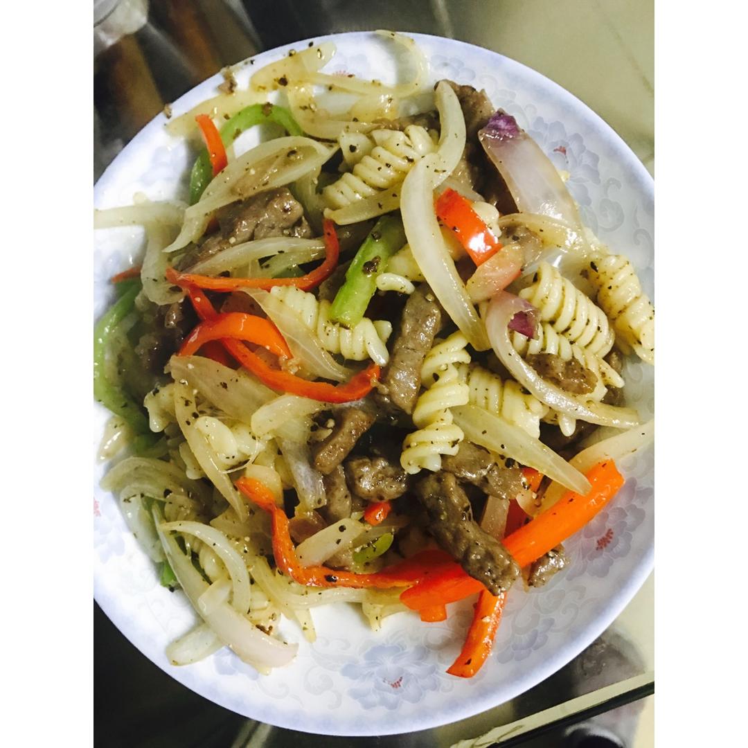 黑椒牛柳炒意面