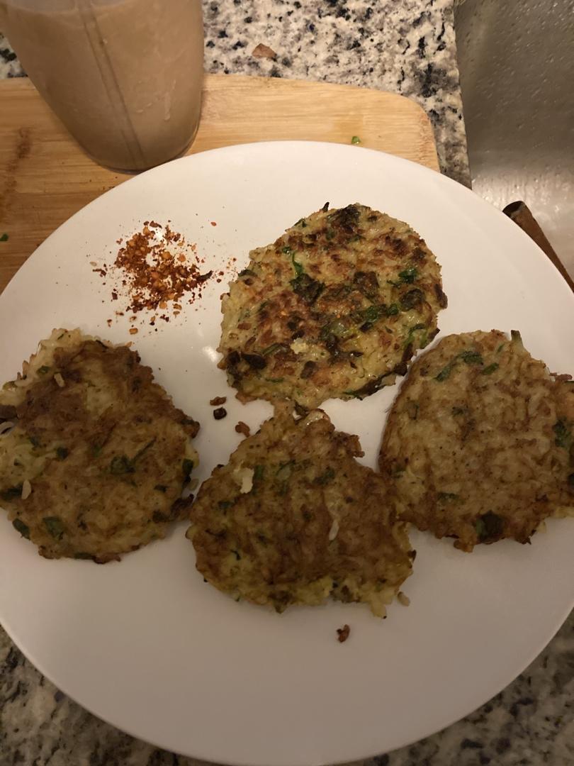 早餐蛋饼，解决剩米饭的好方法，食材随意味道超赞👍