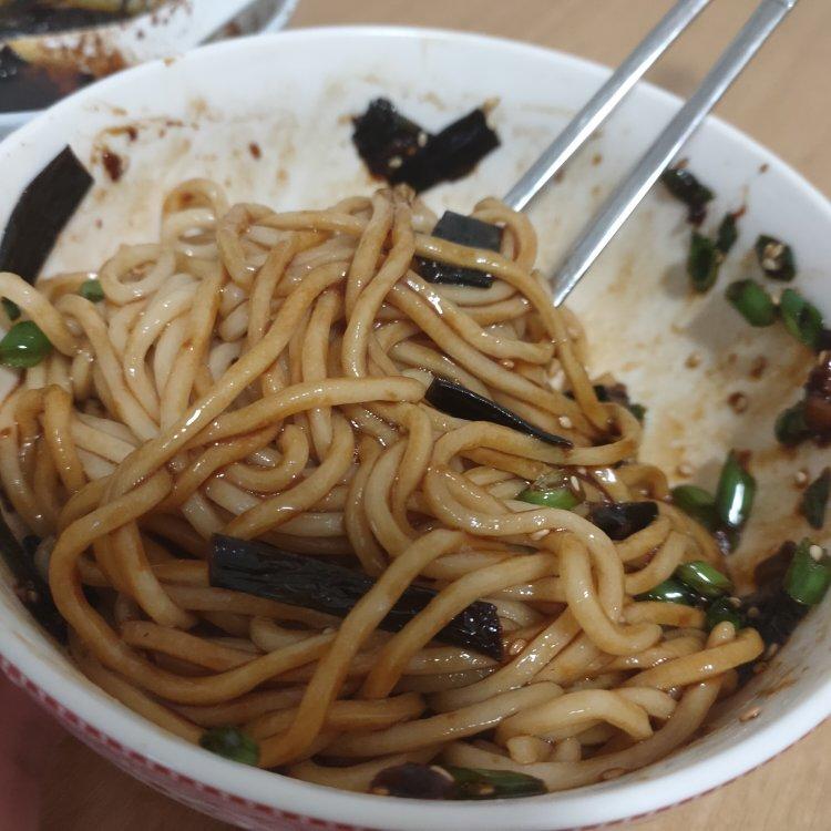 10分钟搞定的一碗葱油拌面