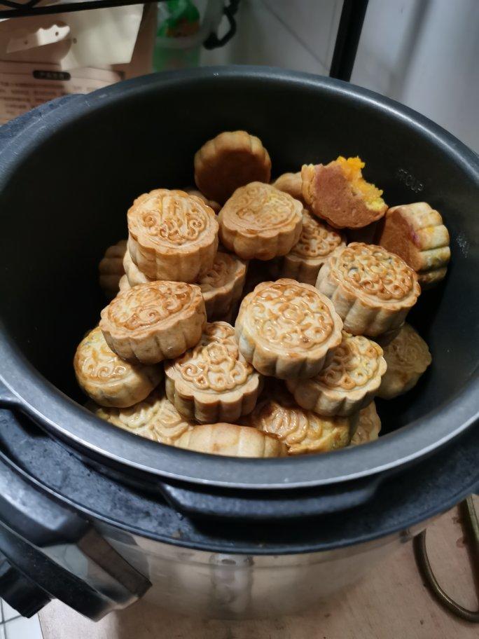 广式月饼—蛋黄莲蓉月饼