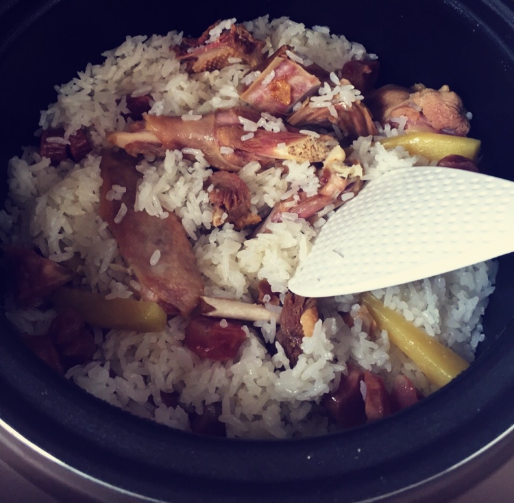 广式腊味煲仔饭