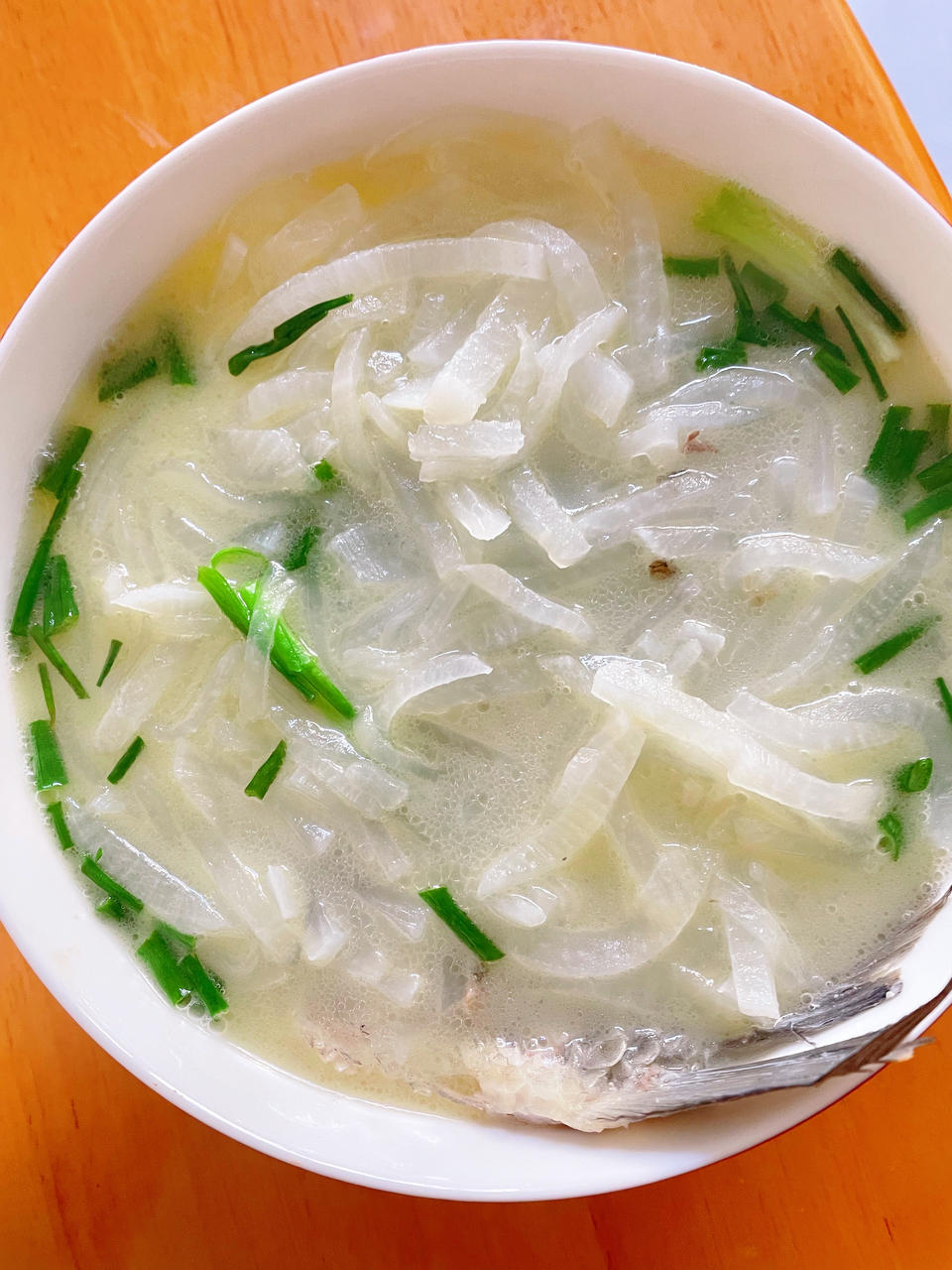 白萝卜丝鲫鱼汤