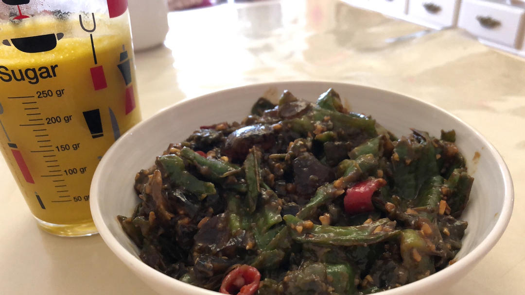 超级难看，变态好吃的擂擂辣椒皮蛋