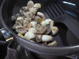 芦笋炒蘑菇的做法 步骤4