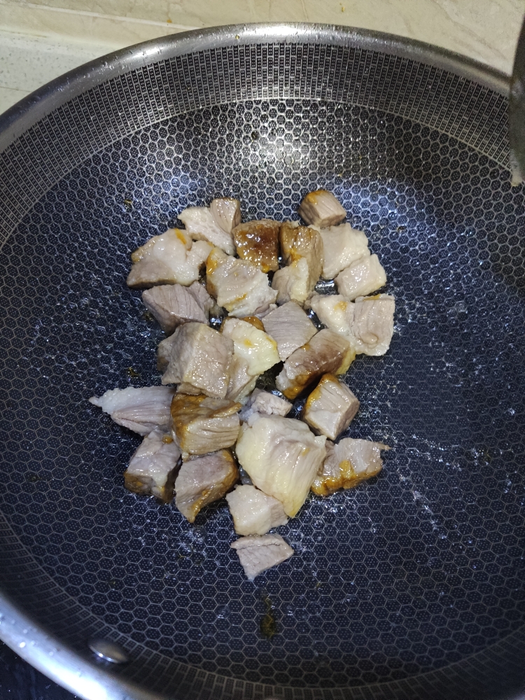 广式柱候酱炖牛腩(萝卜，炸腐竹)的做法 步骤4