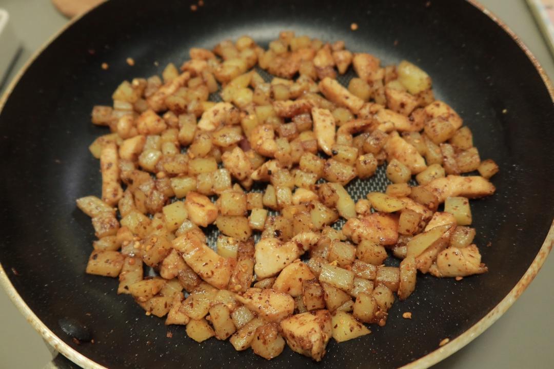 一道怎么做都好吃的干煎土豆鸡丁（红烧，咖喱，椒盐，孜然）