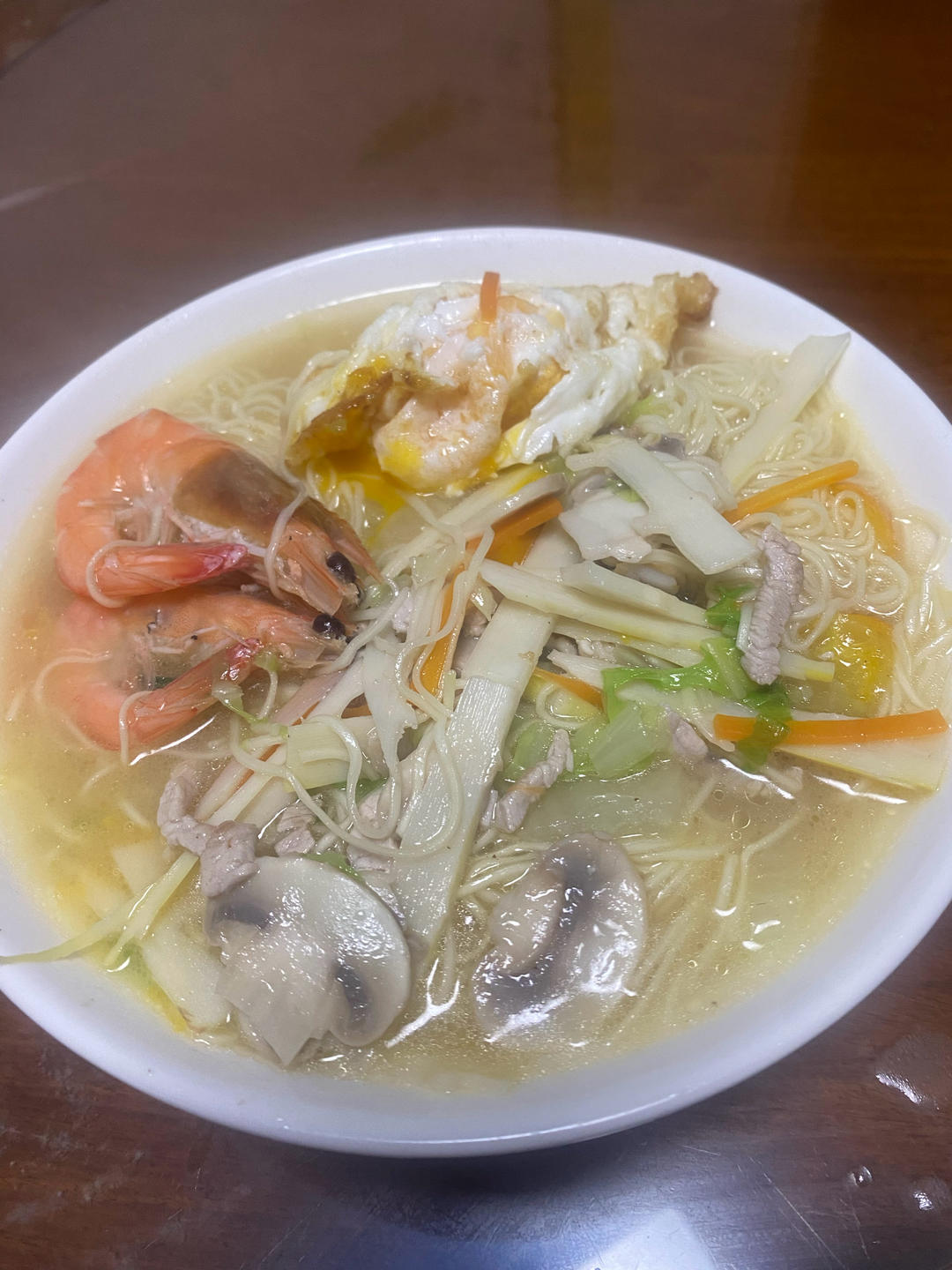 广式竹升面汤（肉骨鲜虾汤）