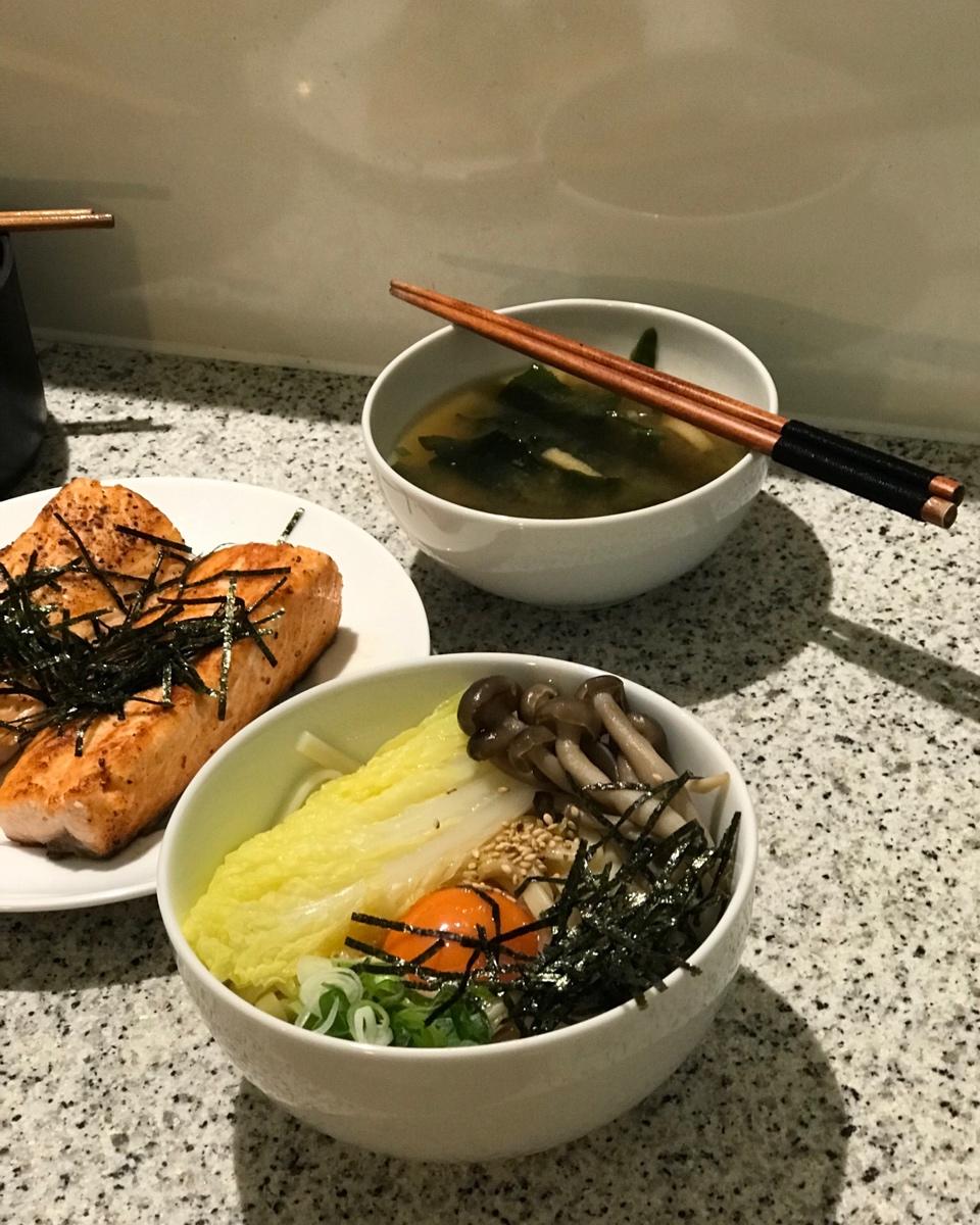 釜玉うどん也叫月见乌冬(月見うどん)