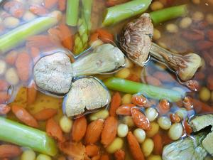 姬松茸芦笋枸杞黄豆汤（养护血管）的做法 步骤2