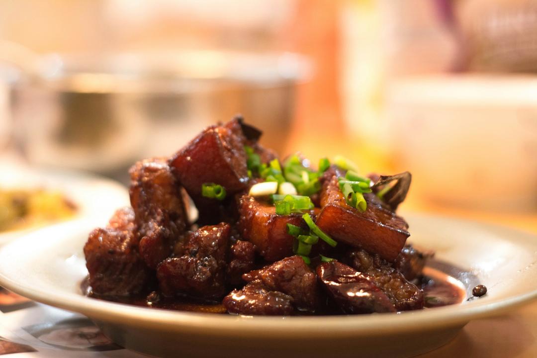 吃着碗里望着锅里的红烧肉