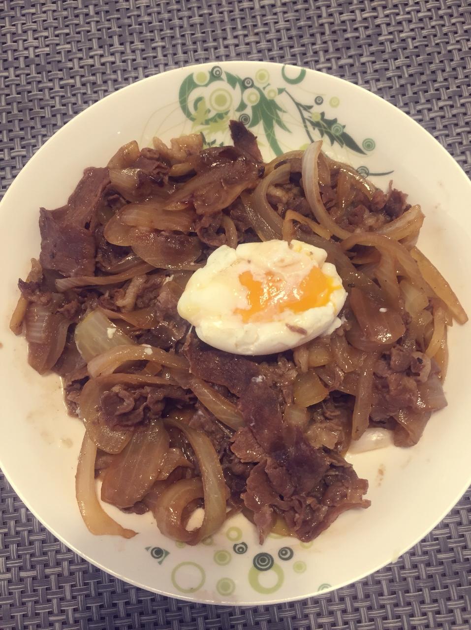 【温泉蛋肥牛盖饭】