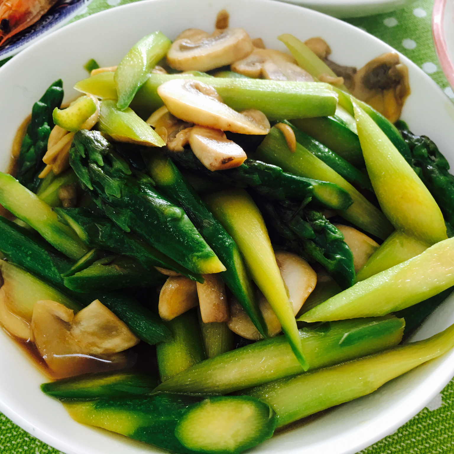 芦笋炒蘑菇