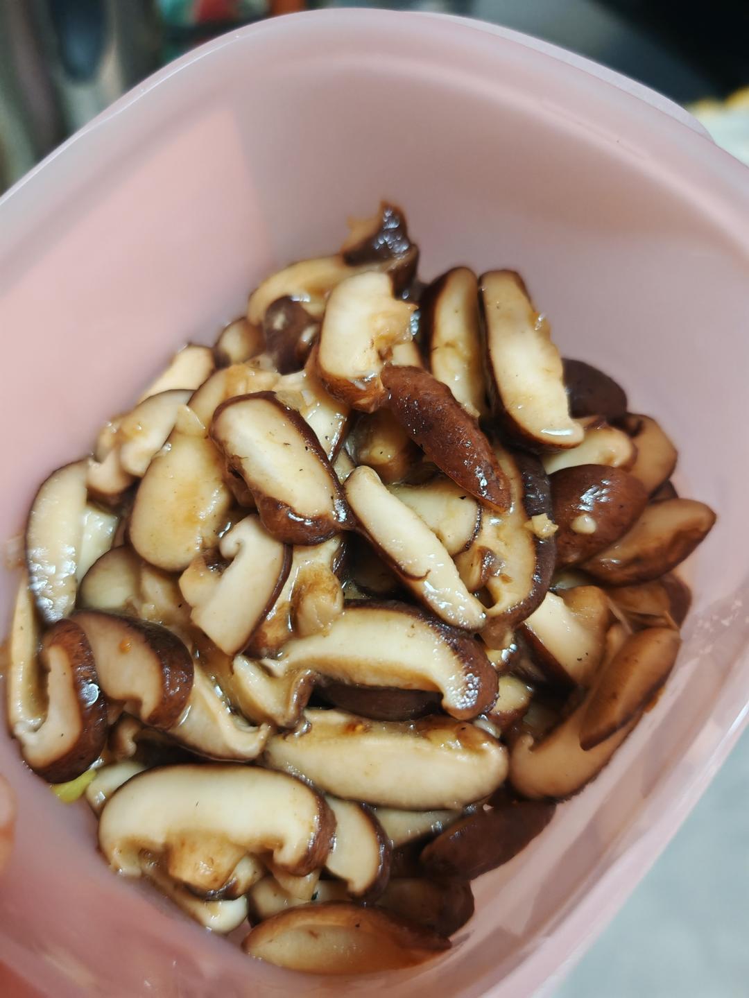 分享一个香菇好吃的做法，不用烧鸡不用炖汤，简单炒一炒，真香