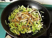 黑豆芽卤豆皮炒芹菜的做法 步骤8