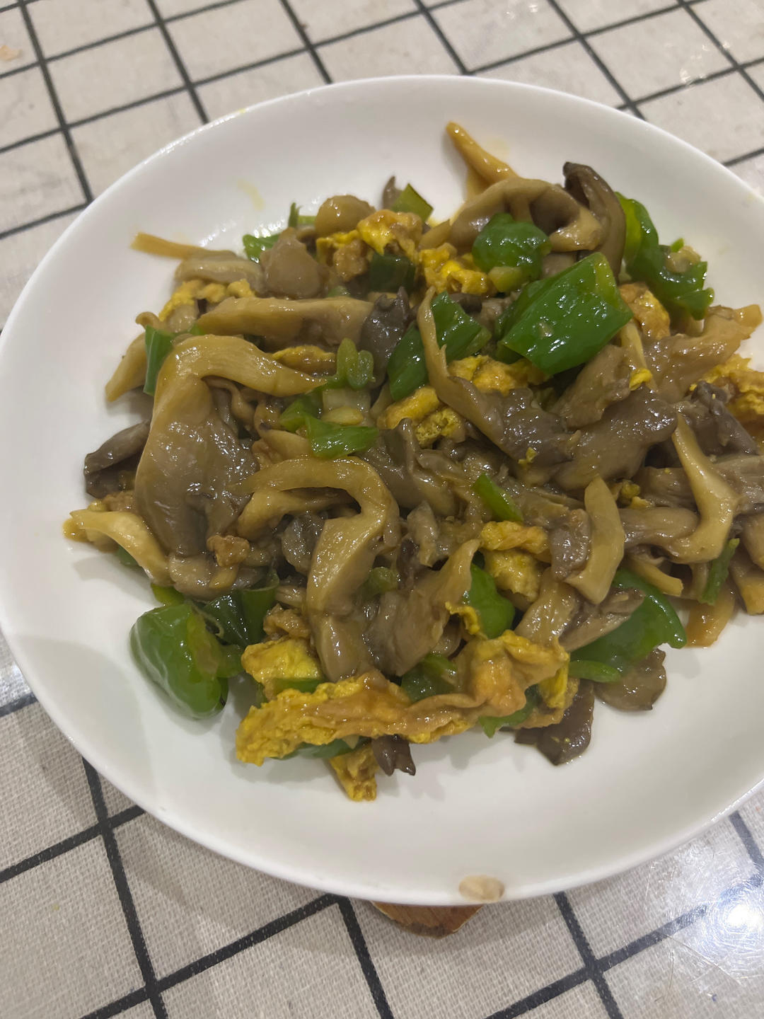 平菇青椒炒鸡蛋 好吃又营养的超快手家常菜