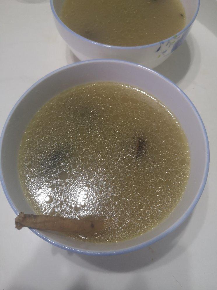 炖鸡汤(党参、当归、红枣、枸杞、香菇)