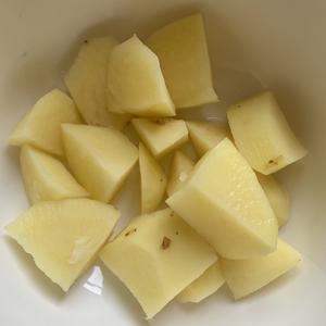 简易版土豆炖鸡翅的做法 步骤2