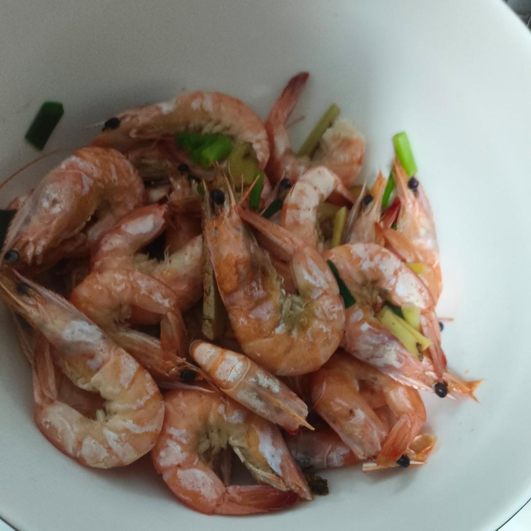 煮冻虾时，切记不要直接下锅，多加这两步，虾肉不腥不柴，太鲜嫩