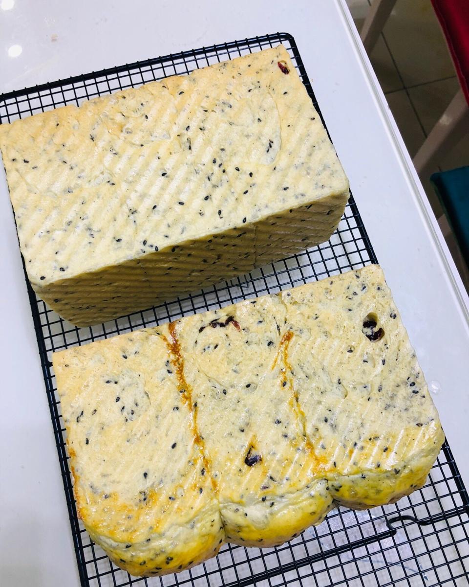 超好吃的黑芝麻蔓越莓吐司