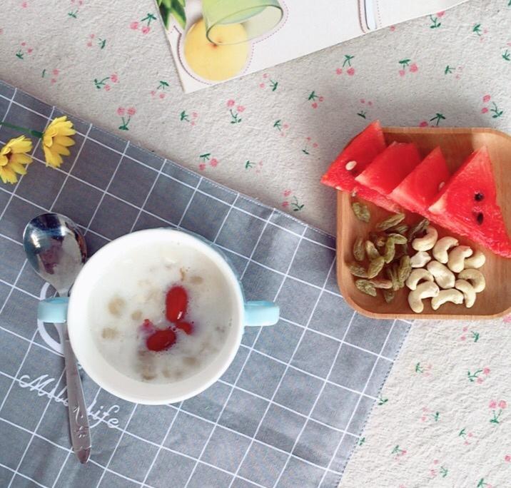 雪莲子薏仁红枣糖水