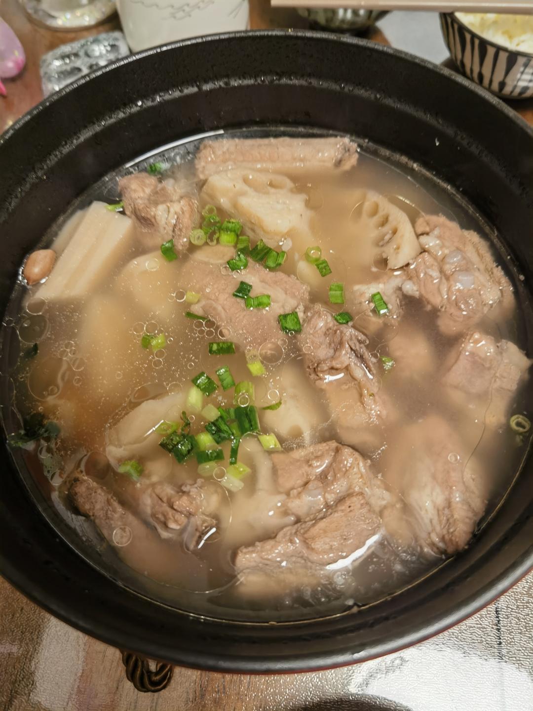 秋冬滋补——莲藕花生排骨汤（内附超香蘸料做法！）