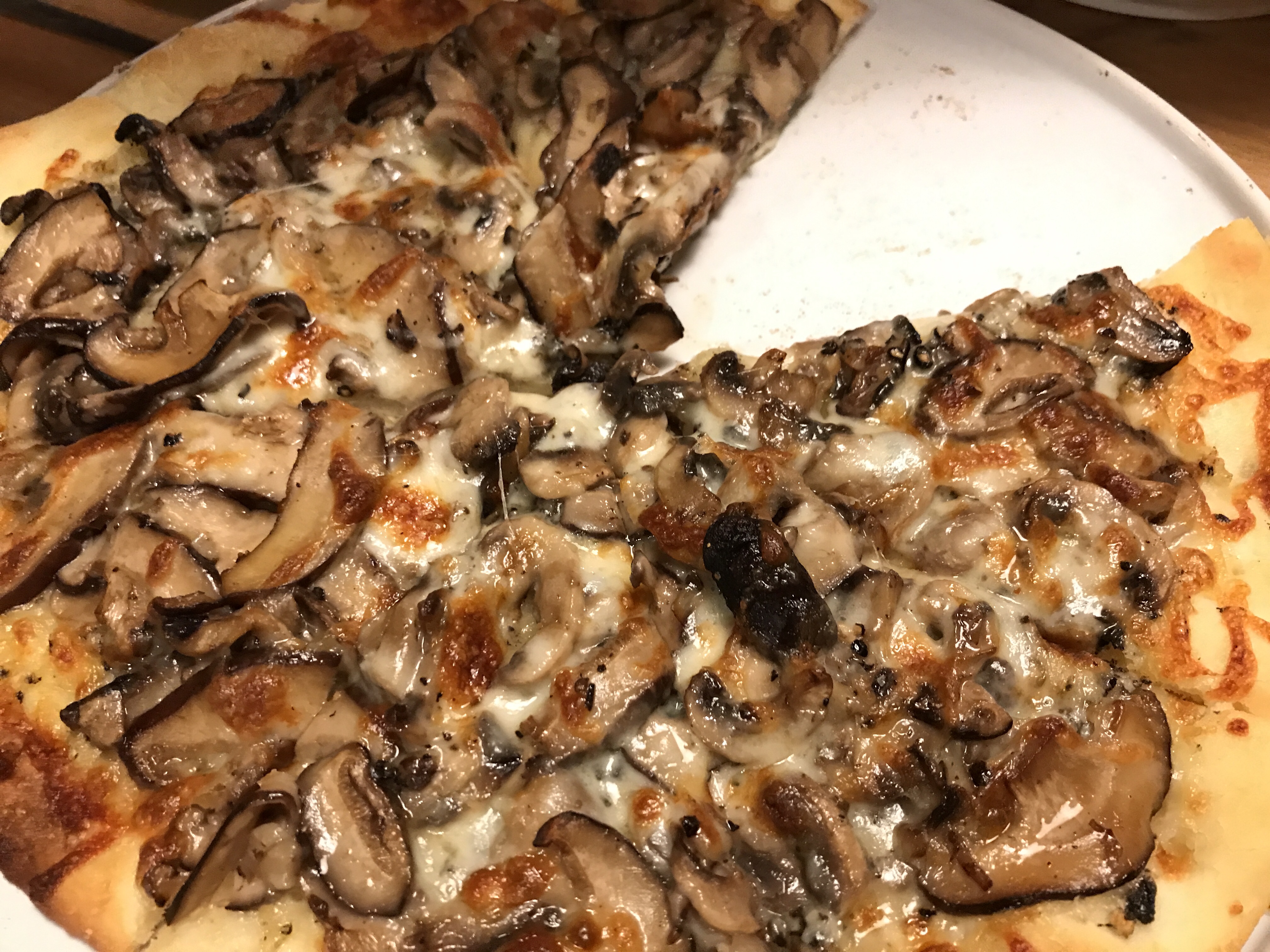 松露酱蘑菇披萨 Pizza with Mushrooms, Mozzarela and Truffle
