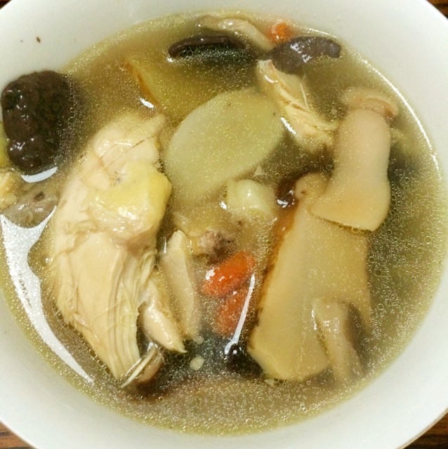瓜妹annie做的菌菇炖鸡汤
