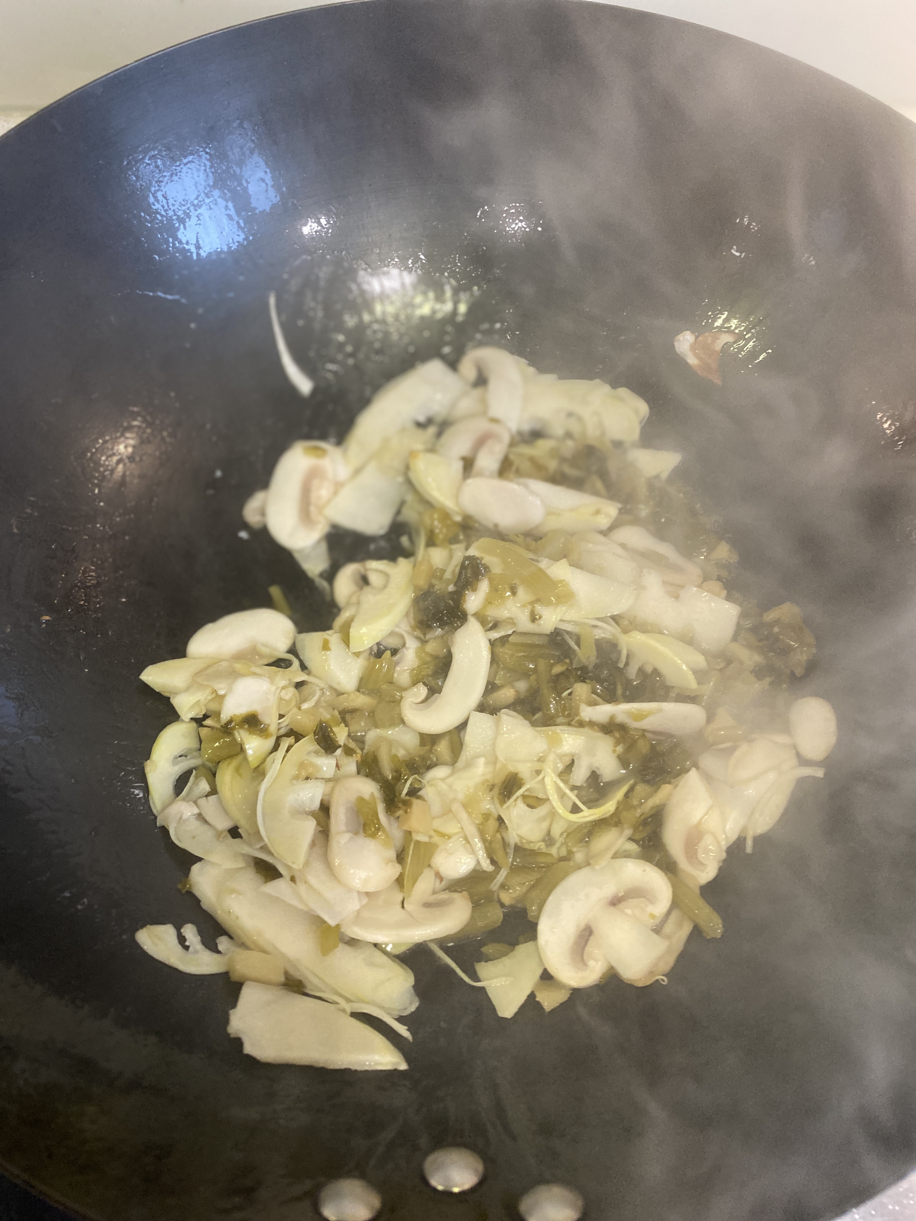 片儿川的变化版本-雪菜春笋口蘑炒白米虾的做法 步骤4