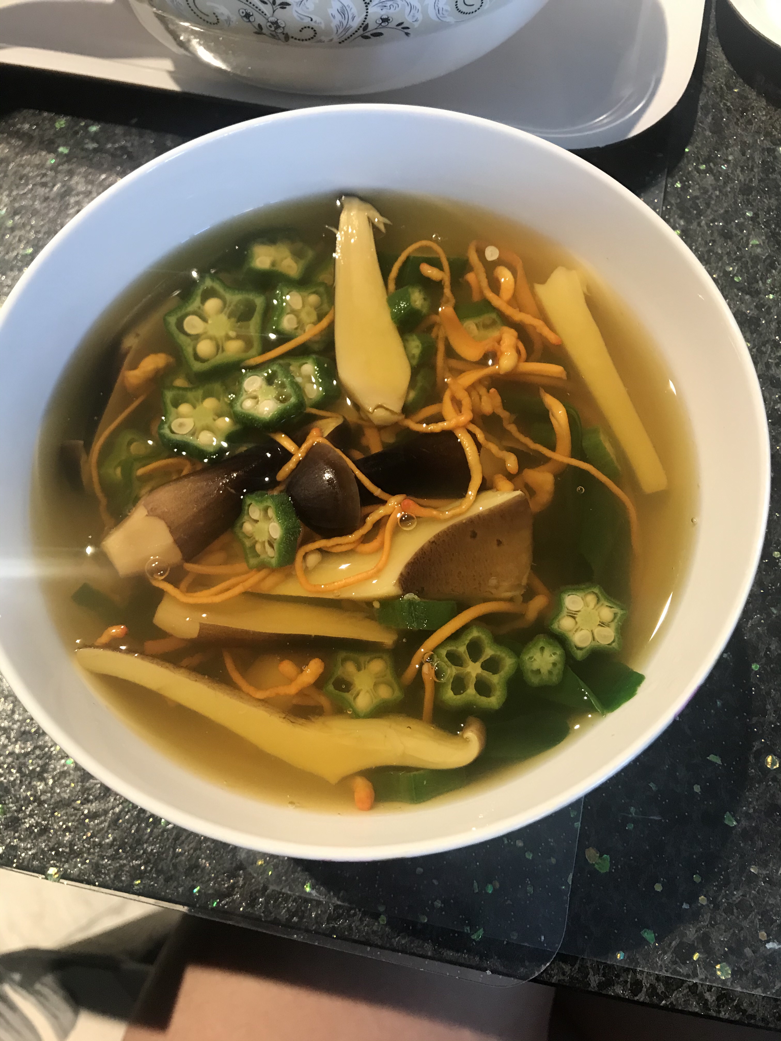 菌菇秋葵汤的做法