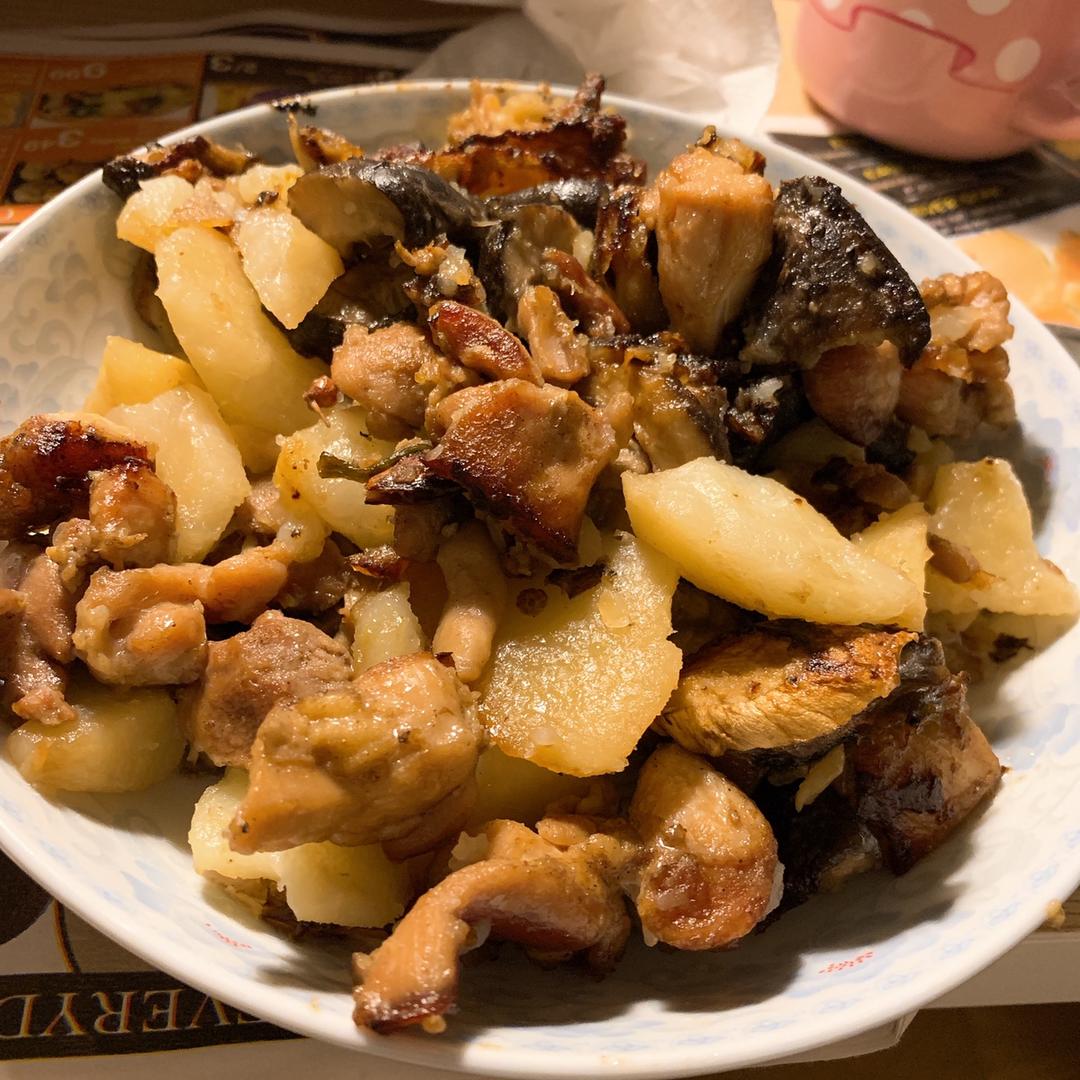 香菇土豆炖鸡肉