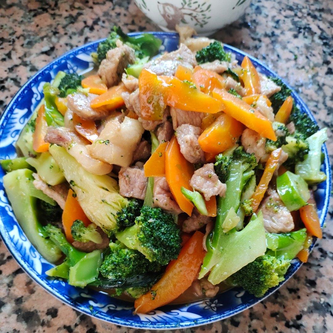 西兰花红萝卜炒肉