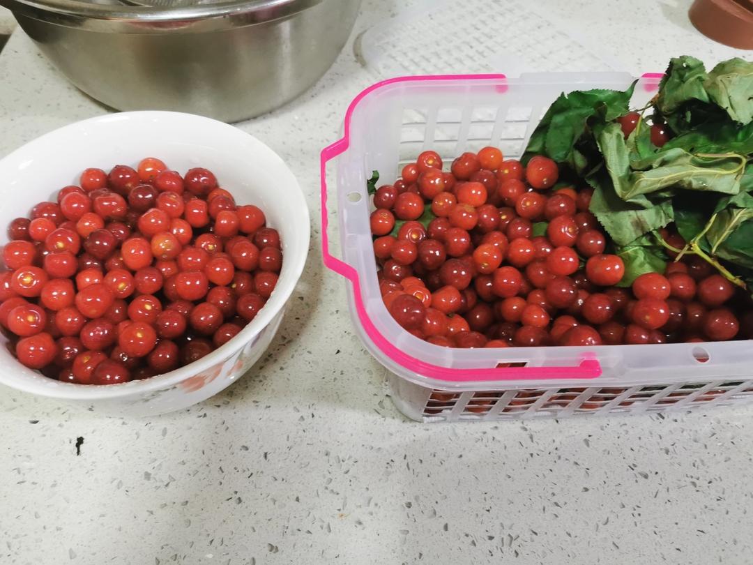 张妈妈边走边吃边看