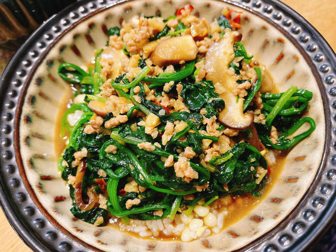 【美味的广场】好吃到刮碗底的泰式菠菜炒猪肉盖饭BY白种元 태국시 시금치고기 텊밤