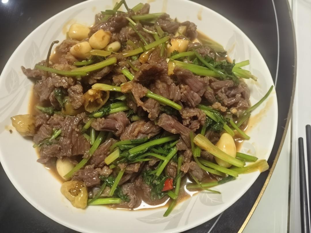 香菜炒牛肉，香辣下饭，爱吃香菜的朋友看过来，拌饭绝了