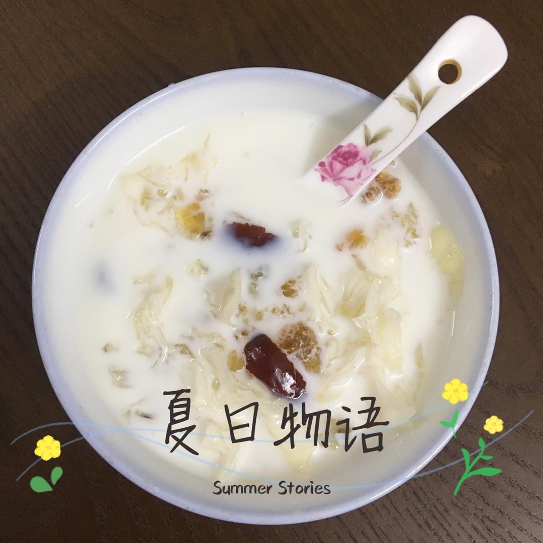 桃胶红枣银耳炖奶